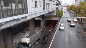 日本东京台场某一地铁站厅地下道路立体交通照片