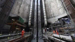 workers in a 40 metre deep shaft at Limmo (by Juliet Thomas 来源：blogs.ft.com)