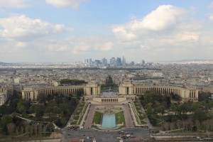 巴黎埃菲尔铁塔眺望拉德芳斯地区